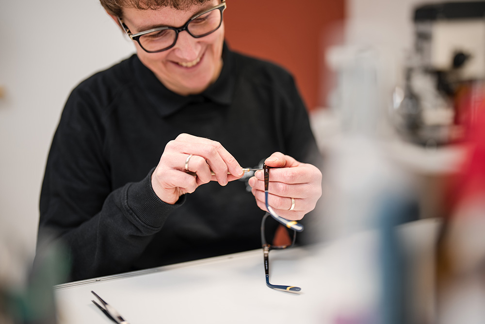 Da wir Ihre Brillengläser selbst schleifen können und auch Rahmen und Bügel eigenhändig vor Ort reparieren, können Sie Ihre Brille schnell wieder wie gewohnt tragen.